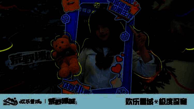 工作人员向玩家发放《荒野迷城》限定周边，现场气氛热烈