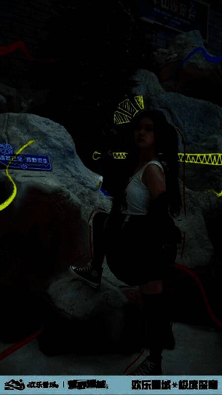 玩家手持《荒野迷城》主题徽章和立牌开心合影