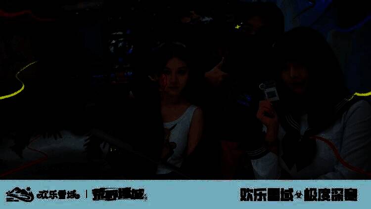 玩家在冰雪布景前摆拍，手机屏幕显示正在发布社交动态