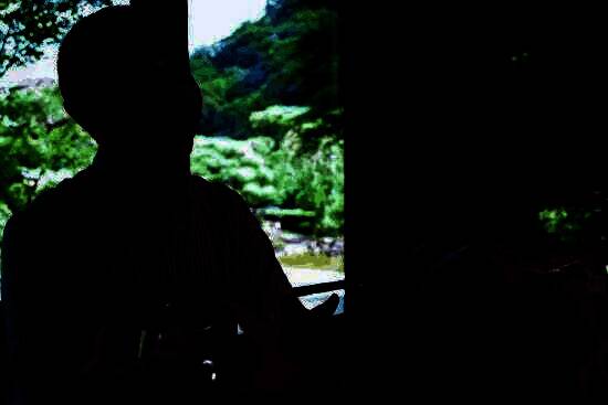 暖暖身穿发光礼服在夜空中跳跃，身后留下星光轨迹，下方是灯火通明的童话小镇，画面唯美动人