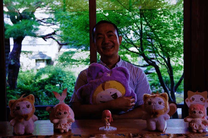 暖暖张开双臂站在山顶，迎着晨光微笑，大喵在身旁跳跃，身后是广阔无垠的奇幻大地