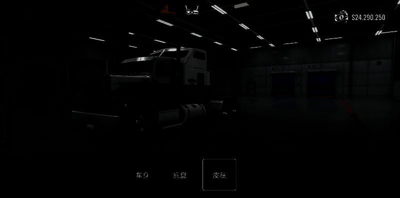 玩家在车库中欣赏改装后的卡车，灯光下皮肤反光效果逼真