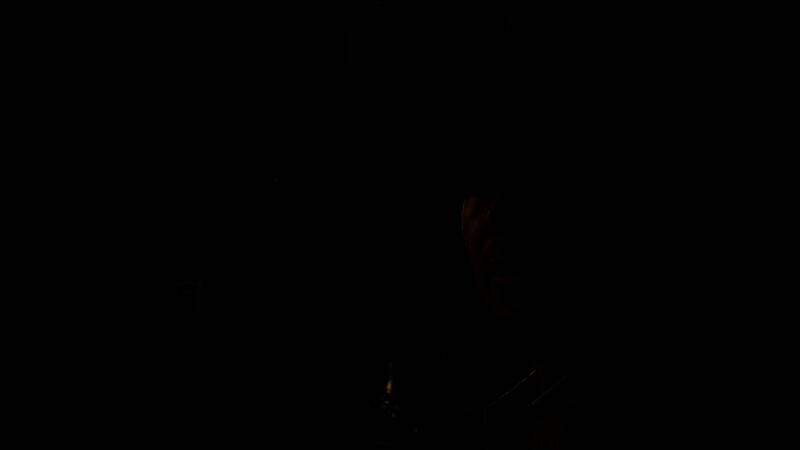 《夺宝奇兵：古老之圈》游戏画面，印第安纳·琼斯手持鞭子站在素可泰寺庙前，背景为夕阳下的古迹群，氛围神秘而壮丽