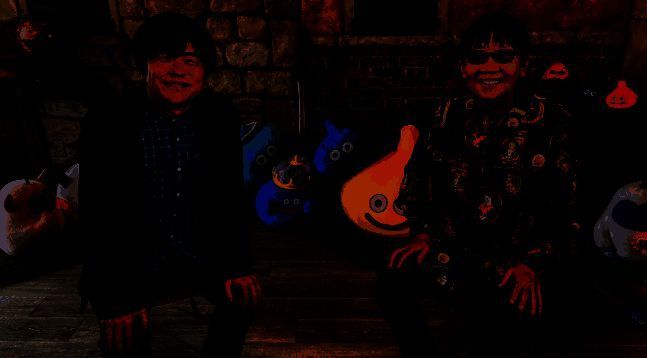 堀井雄二在节目宣传图中端坐于经典DQ龙形标志前，神情专注，背景为像素风格的中世纪城镇