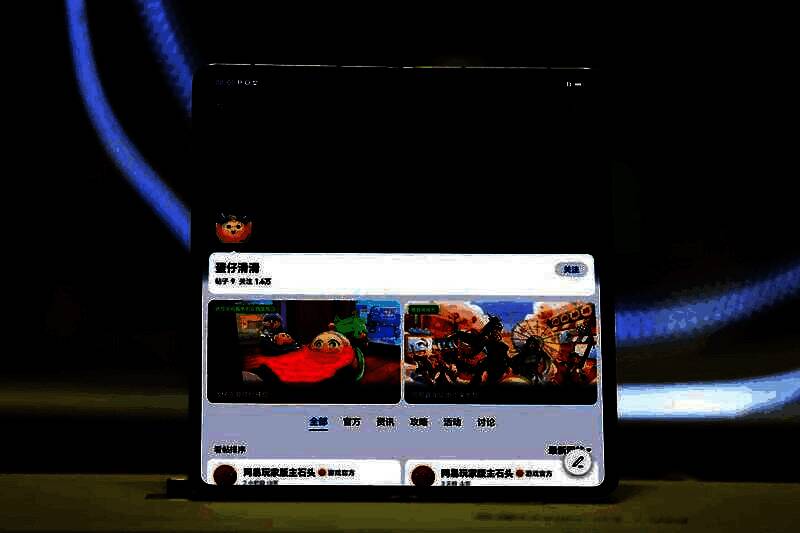 玩家在荣耀游戏中心社区浏览攻略内容，界面展示游戏资讯与活动入口