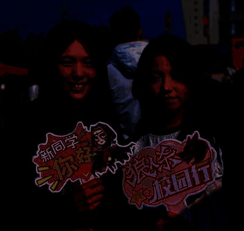 锦州医科大学活动现场，学生们围坐一圈正在进行激烈讨论