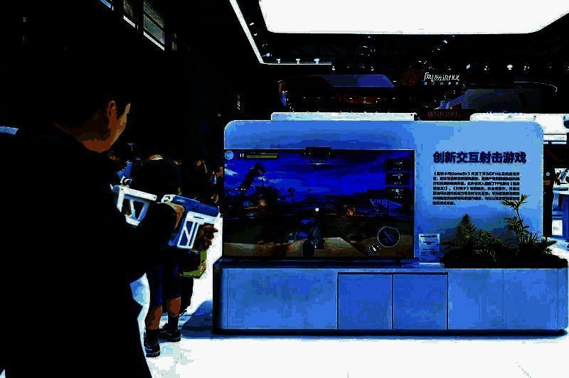 鸿蒙全场景游戏演示画面，展示手机与智慧屏间的游戏无缝流转