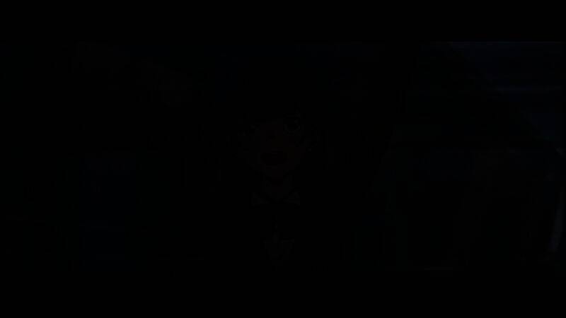 地铁站内，主角之一背对镜头站立，周围行人模糊，突出孤独氛围