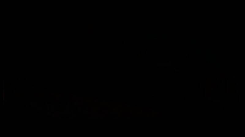 夜晚的便利店，玻璃映出店内灯光与人物轮廓，静谧而温暖