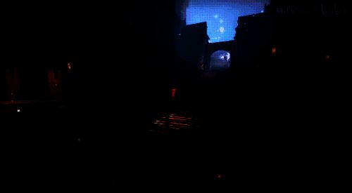 星穹列车穿梭于不同星球之间，画面左侧为仙舟云海，右侧为机械都市，象征多元文明交汇