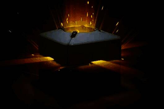 BBC调查揭示多款热门手游广告未标注开箱机制，画面显示手机屏幕上多款游戏图标环绕一个问号，象征信息不透明