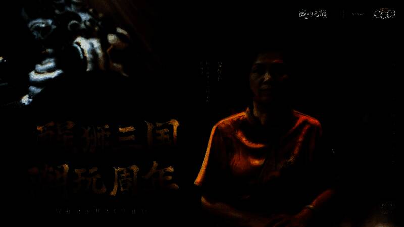 黎婉珍大师正在手工制作醒狮头，手中拿着彩纸与竹条，神情专注，工作台上摆放着已完成的关羽狮头