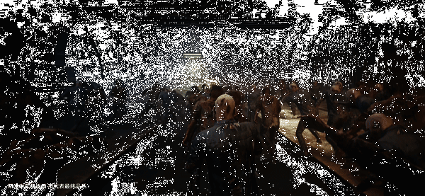 僵尸犬从黑暗中扑出，爪牙锋利，画面紧张刺激