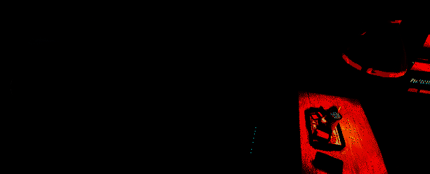 分屏合作模式画面，两名玩家分别监控不同区域，画面中出现扭曲的走廊和忽隐忽现的人影