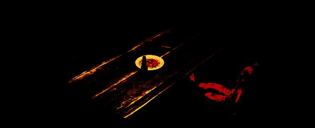 监控画面中一名玩家发现走廊尽头站着一个静止不动的黑影，背景音乐逐渐低沉