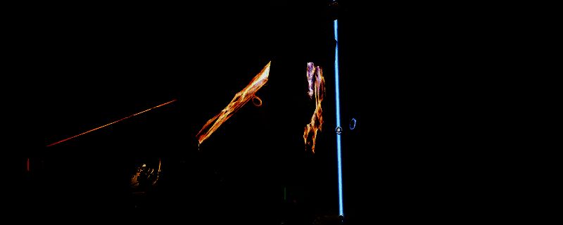 《绝地潜兵2》中轨道加农炮轰炸地面敌人的视觉效果图，天空划过数道光束，地表爆炸火光四起