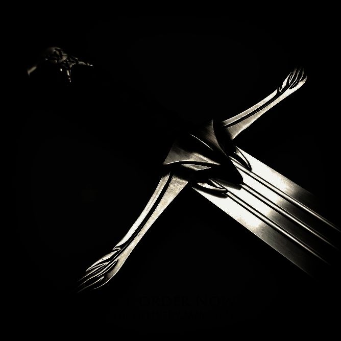 阿泰尔之剑手持展示场景，模型手佩戴皮革护腕，还原游戏内刺客形象氛围