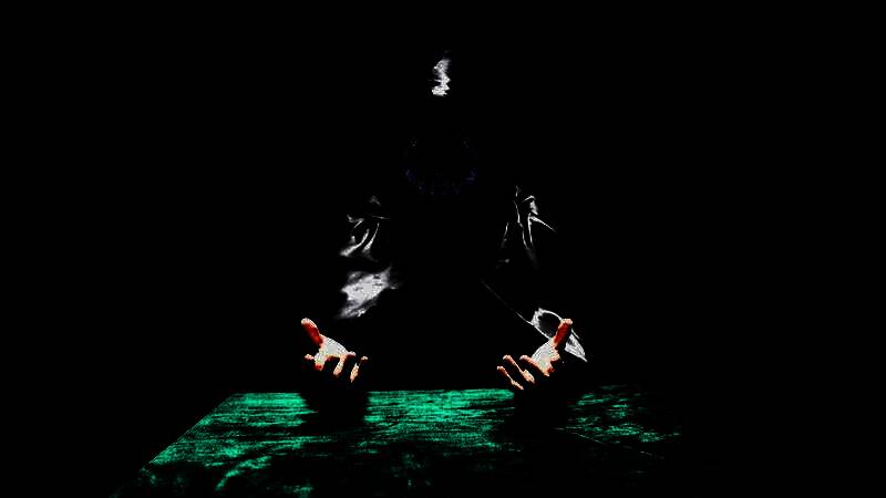 两位女主同框画面，一人力战怪物，另一人远程支援