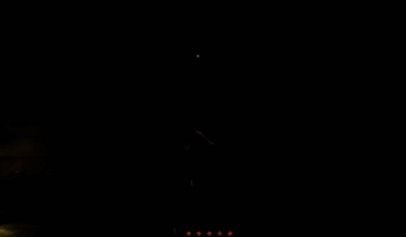 游戏内宝姐释放猛龙过江技能的瞬间，身影疾驰而过，刀光划破空气