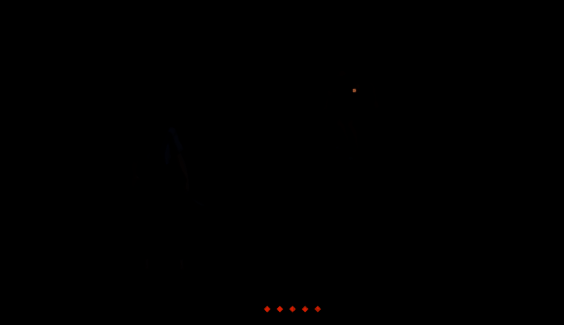 宝姐施展无敌风火轮技能过程，脚步疾速前冲，刀影交错