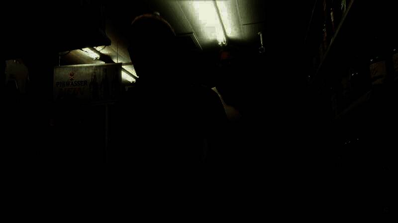 《GTA6》概念艺术图展示罪恶都市的霓虹街景，车辆穿梭于高楼之间，远处可见海滩与棕榈树