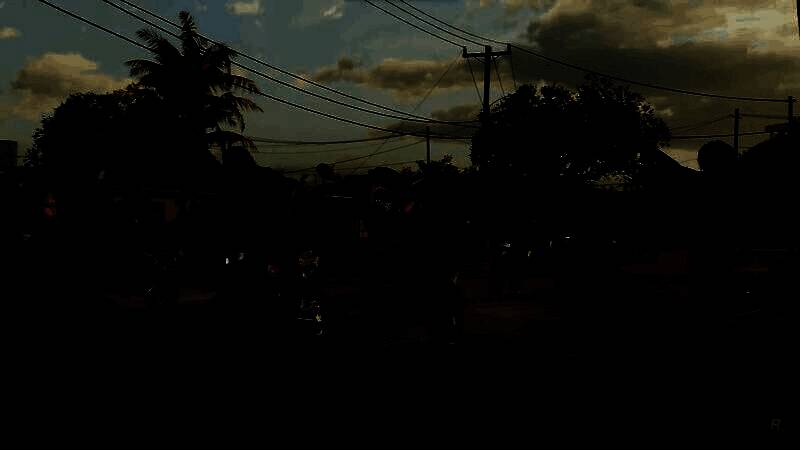 NPC在街头围观手机视频，表情各异，有人惊恐、有人兴奋，背景是警车闪烁的红蓝灯光