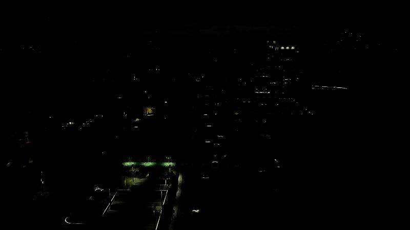 黄昏下的沼泽地，玩家驾驶气垫船前行，水面倒映着晚霞，远处一双鳄鱼眼睛在水中缓缓移动