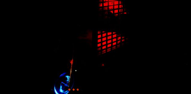 角色躲在石柱后方躲避敌人远程攻击，准备伺机反击