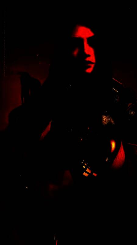 女主角近景特写，眼神凌厉，面部细节刻画精致