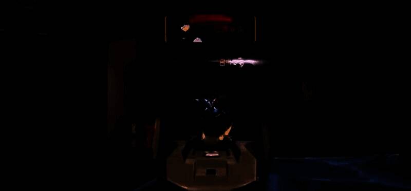 玩家们在语音频道中热烈讨论战术，准备下一局排位赛