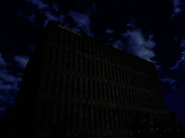 Round 8工作室工作场景概念图，开发者正在讨论虚幻引擎5构建的科幻恐怖场景，画面中呈现昏暗走廊与未知生物剪影