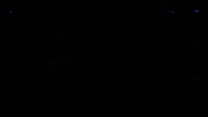 游戏中祠堂内部场景，供桌上摆放着灵位与红烛，背景悬挂着褪色的嫁衣