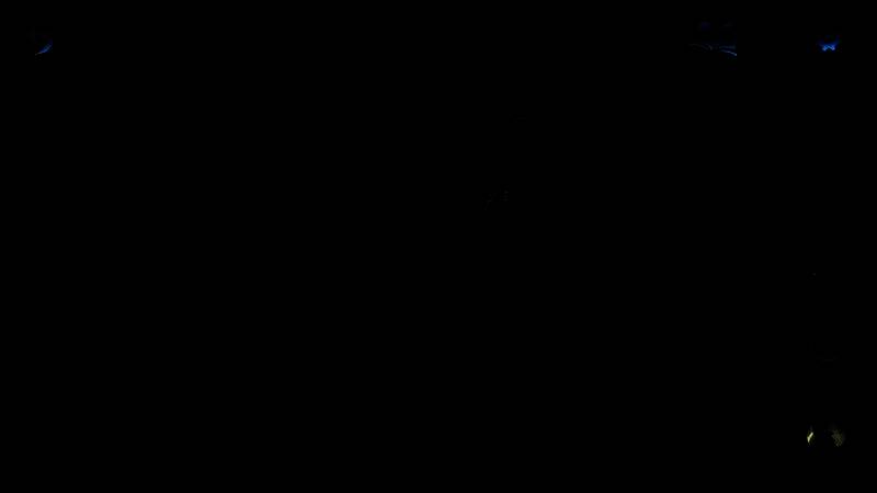 主角在昏暗走廊中前行，两侧挂满写有符咒的黄纸，气氛诡谲