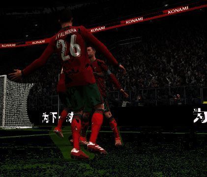 C罗在比赛中腾空而起，完成一记势大力沉的头球攻门，球速如炮弹般直奔球门死角