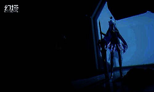 梅丽尔在战场中挥动巨刃，周身电光闪烁，背景为崩塌的军事设施，气氛紧张激烈