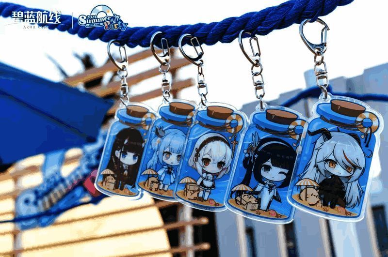 玩家在兑换区领取活动奖品，工作人员递出装有纪念品的礼包袋