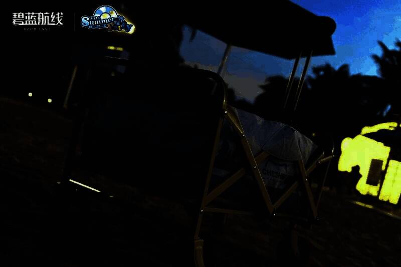 玩家激动展示刮刮卡中奖结果，背景为‘幸运刮刮乐’活动展板，周围人群鼓掌祝贺