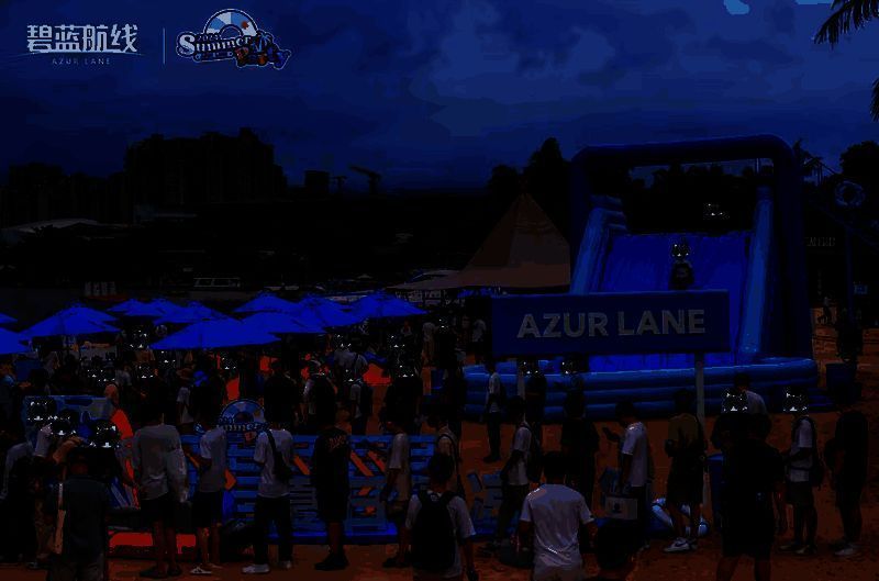 玩家与《碧蓝航线》角色Coser在沙滩小屋前合影，笑容灿烂