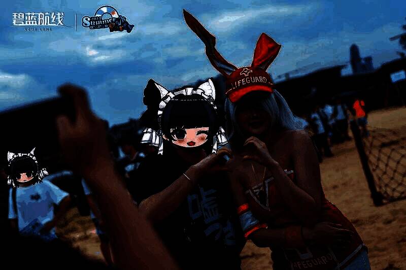 ‘小黄鸡’巨型玩偶立于营地中央，吸引多位玩家围绕拍照