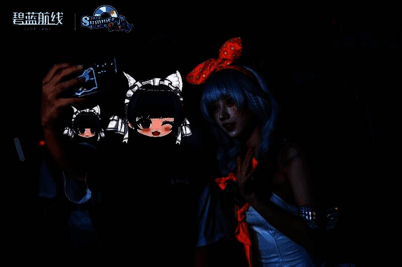 指挥官在留言墙上贴上写有祝福的游戏明信片