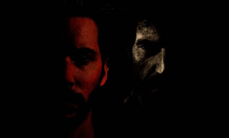 特洛伊·贝克在录音棚内进行配音工作的现场照，神情专注，佩戴专业麦克风耳机