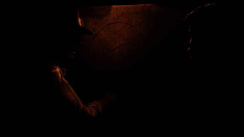 游戏剧情概念图，印第安纳·琼斯在密林中穿越古老遗迹，手中握着手电筒，气氛紧张