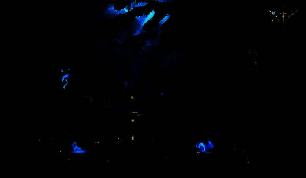 迷梦沼泽原画，迷雾笼罩下的扭曲树木与漂浮光点营造诡异氛围