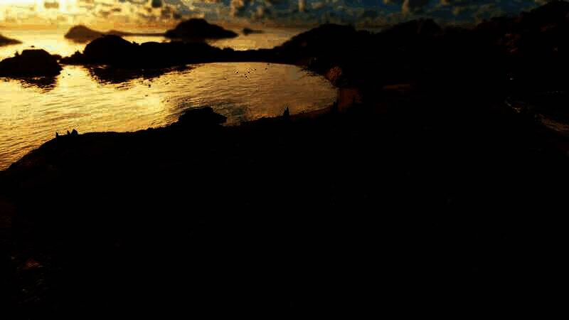 军队列队行进于山地之间，旗帜飘扬，士兵装备精良，准备执行边境巡逻任务