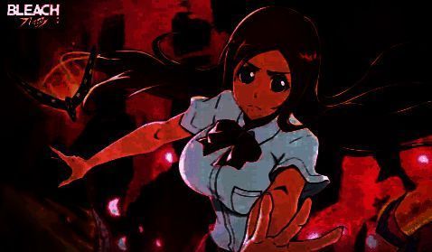 织姬在厨房中微笑着端出一份料理，画面温馨，背景是温暖的灯光与木质餐桌