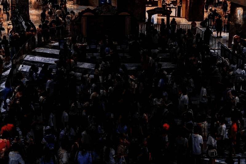 ‘心理学家’COSER现场还原角色造型，白色长裙搭配花环，气质清冷