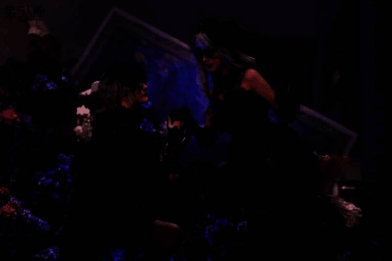 病患COSER身着病号服，神情忧郁，还原角色背景故事氛围