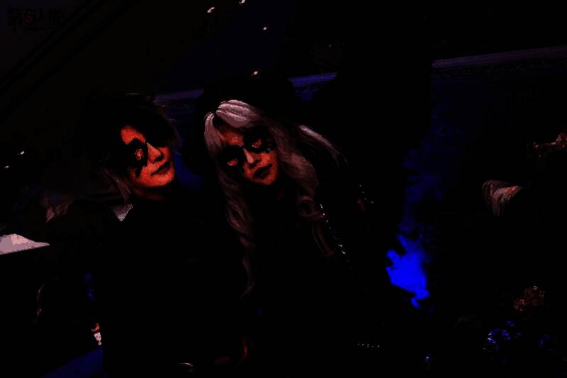 ‘使徒’COSER手持权杖，黑色长袍搭配宗教元素配饰，气场强大