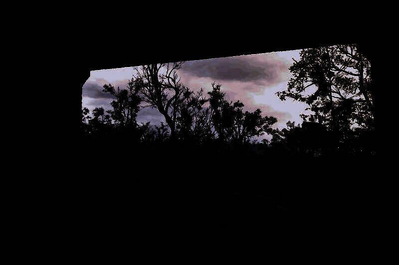 角色站在高处俯瞰整片被污染的湖泊，天空呈现病态的橙红色，水面泛着油光