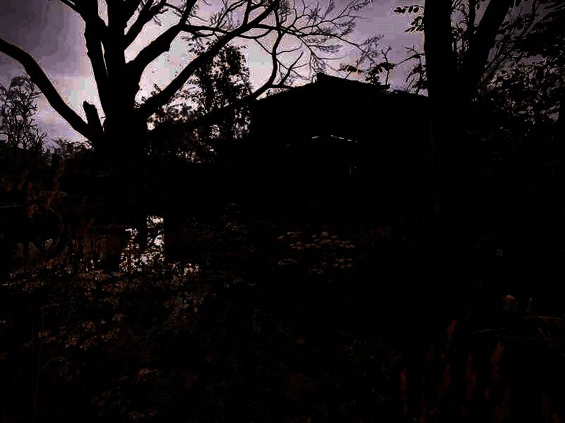 角色背对镜头行走在铁轨上，背包沉重，前方是无尽的荒野与乌云